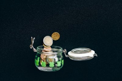 Photograph showing coins stacked in increasing height from left to right, symbolising the gradual accumulation of pension savings