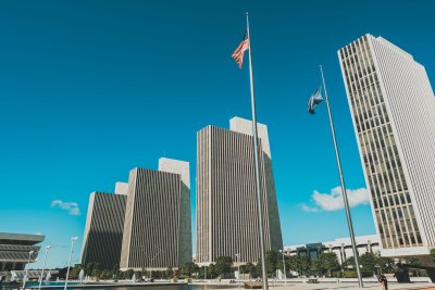 Modern high-rise building with the UN flag, representing the United Nations headquarters in Manhattan